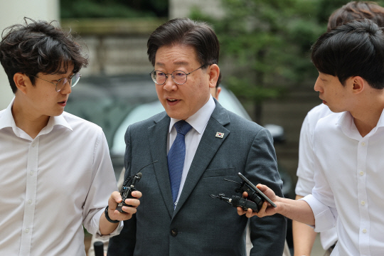 지난 대선 과정에서 허위 발언을 한 혐의로 재판에 넘겨진 더불어민주당 이재명 대표가 11일 서울 서초구 서울중앙지방법원에서 열린 공직선거법 위반 1심 속행 공판에 출석하고 있다. 연합뉴스.